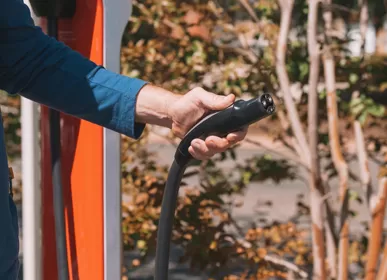 Probeer nooit je auto op deze manier te “redden”! Het starten van je voertuig terwijl je een starthulp (jump starter) oplaadt, is als het planten van een tijdbom.